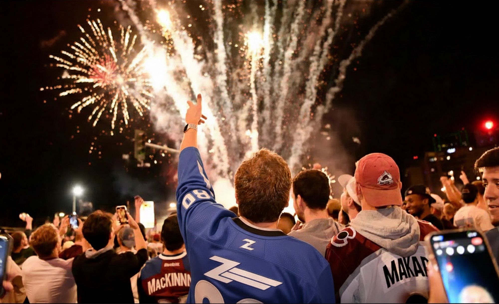 Feux d'artifice au-dessus de la foule du tournoi