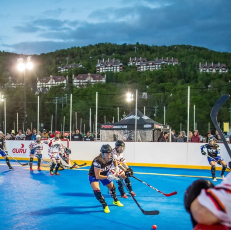 Équipes de dek hockey en plein match